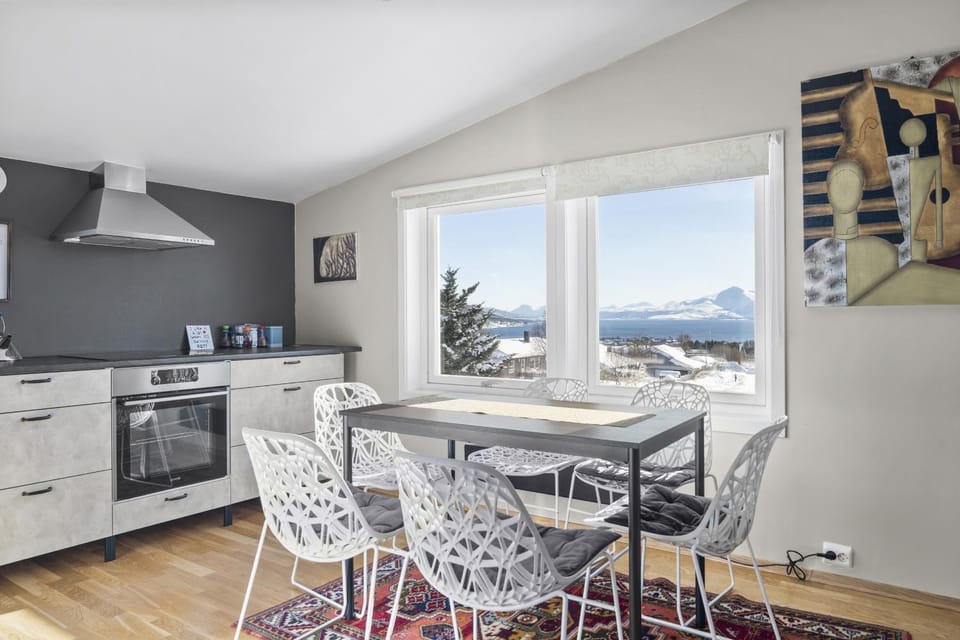 View (from property/room), Kitchen or kitchenette, Dining area, Mountain view, Sea view