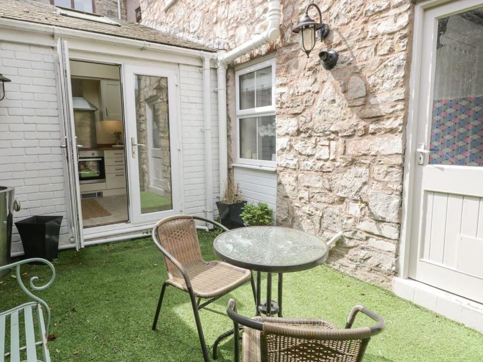 The Old Stables - Pet-Friendly Stay Near Ruthin Castle with Parking House in Ruthin