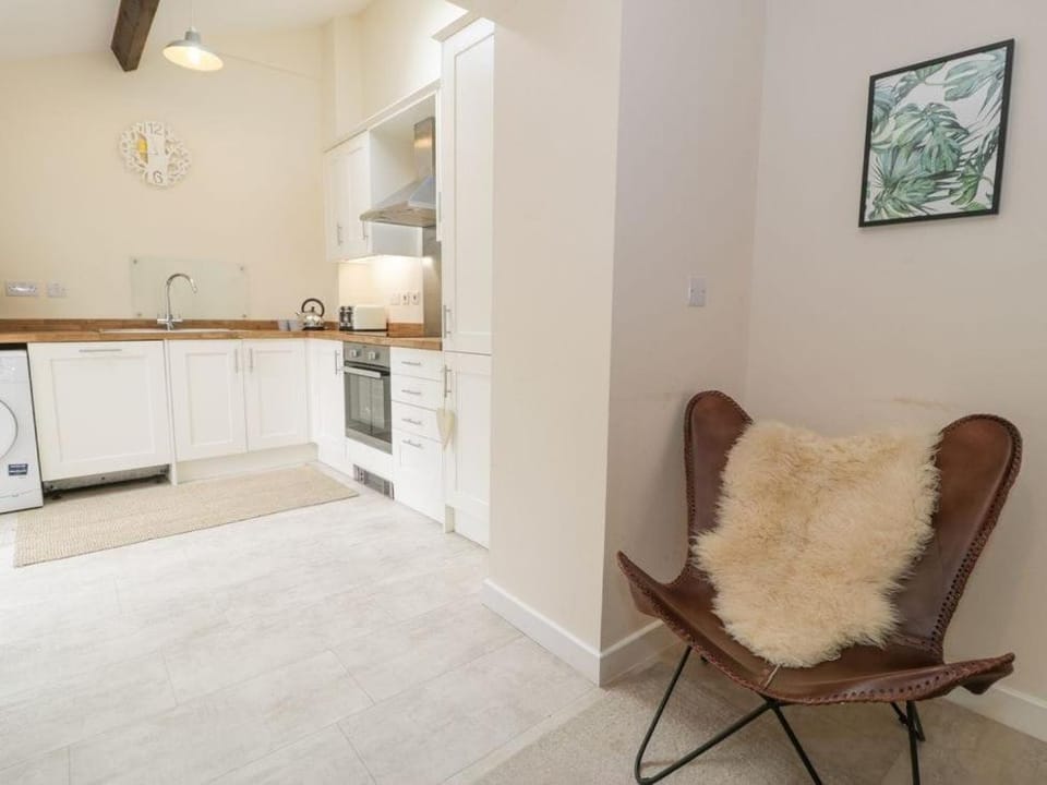 The Old Stables - Pet-Friendly Stay Near Ruthin Castle with Parking House in Ruthin