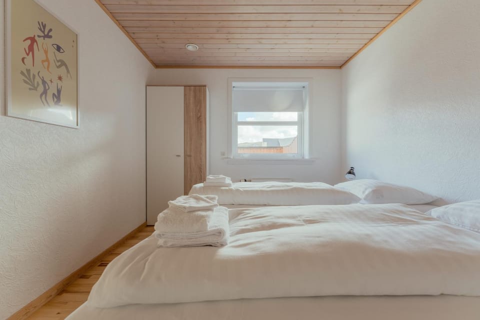 Bed, Bedroom, towels, wardrobe