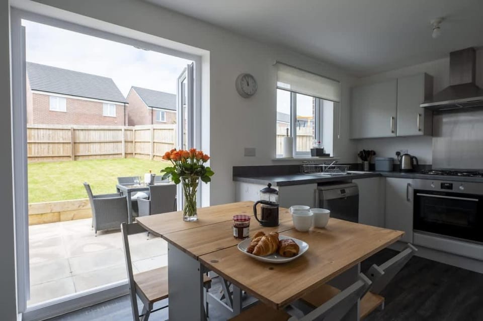 Cosy 3 Bed Near Beaches, Cardiff & Brecon Beacons House in Bridgend