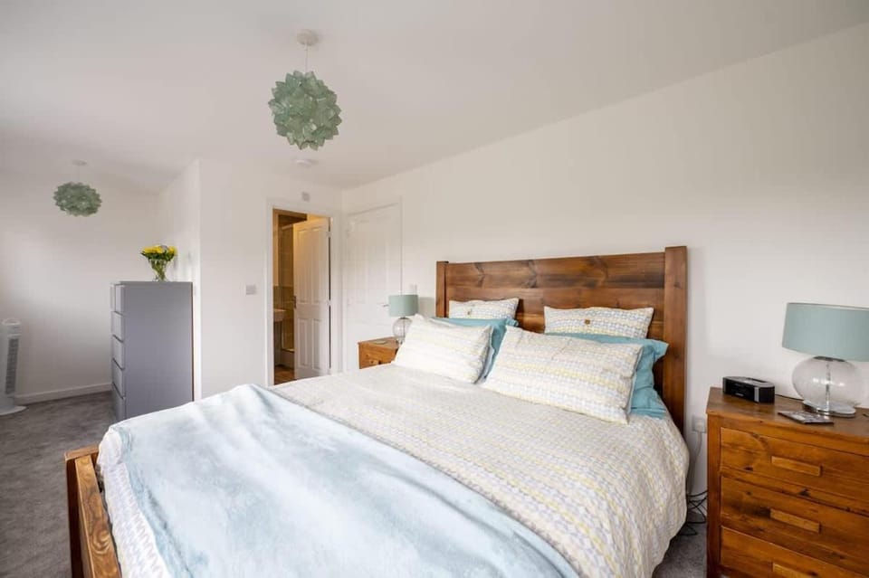 Cosy 3 Bed Near Beaches, Cardiff & Brecon Beacons House in Bridgend
