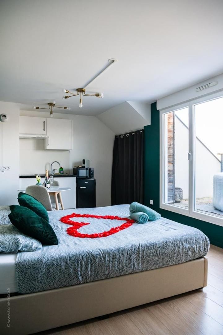 Kitchen or kitchenette, Bedroom