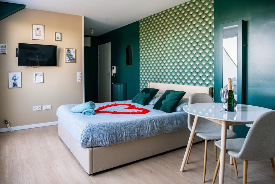 Bed, TV and multimedia, Photo of the whole room