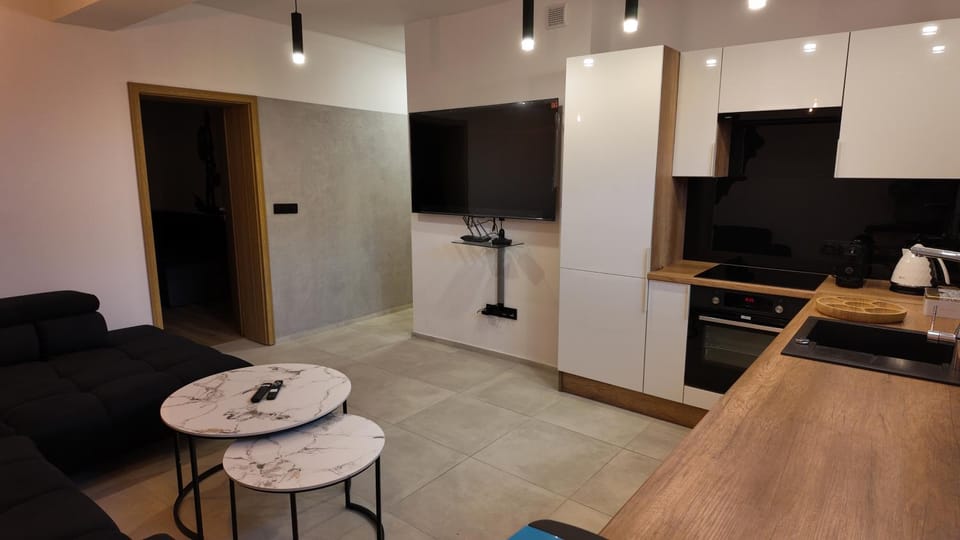 TV and multimedia, Kitchen or kitchenette, Living room, Seating area