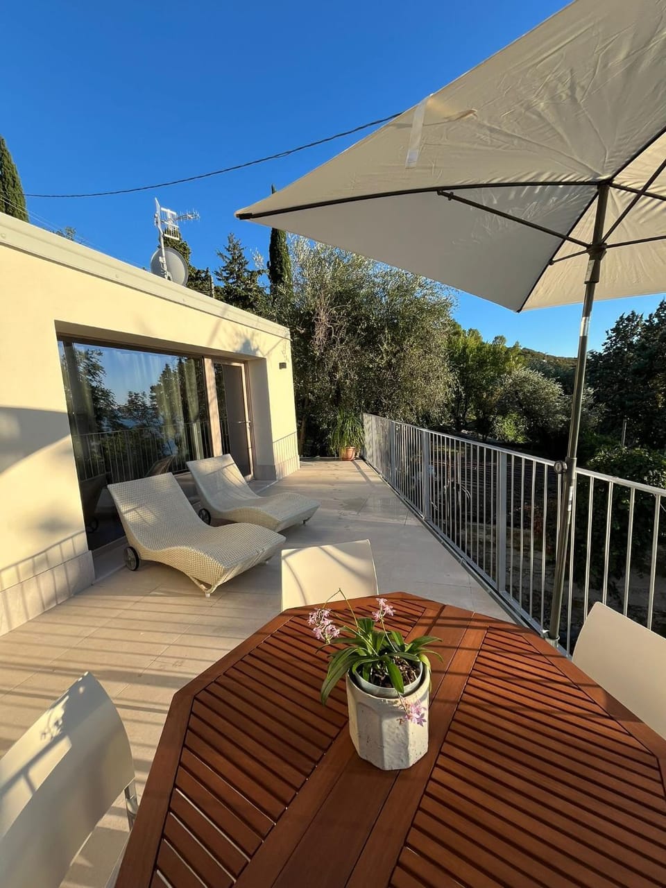 Property building, Natural landscape, Balcony/Terrace
