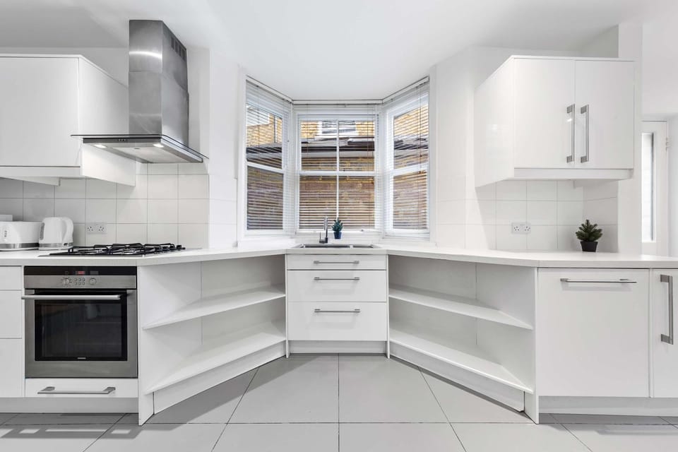 Rare Find! Luxury 4BR Flat in Central London! By Regal Realms Short Lets & Serviced Accommodation Central London Near Station Apartment in London Borough of Southwark