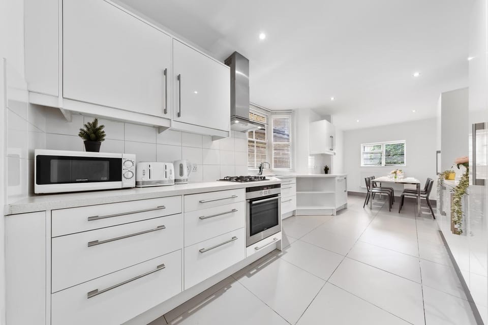 Rare Find! Luxury 4BR Flat in Central London! By Regal Realms Short Lets & Serviced Accommodation Central London Near Station Apartment in London Borough of Southwark