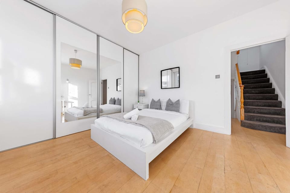 Rare Find! Luxury 4BR Flat in Central London! By Regal Realms Short Lets & Serviced Accommodation Central London Near Station Apartment in London Borough of Southwark