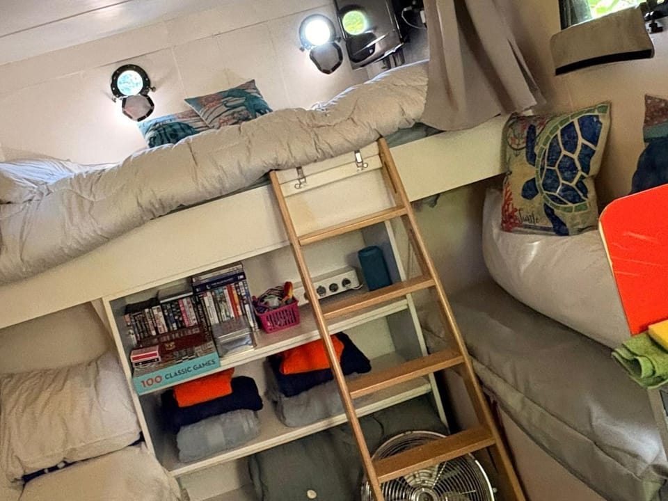 Solar Powered Hideaway converted horse box refurbished May 2026 Apartment in Bosham
