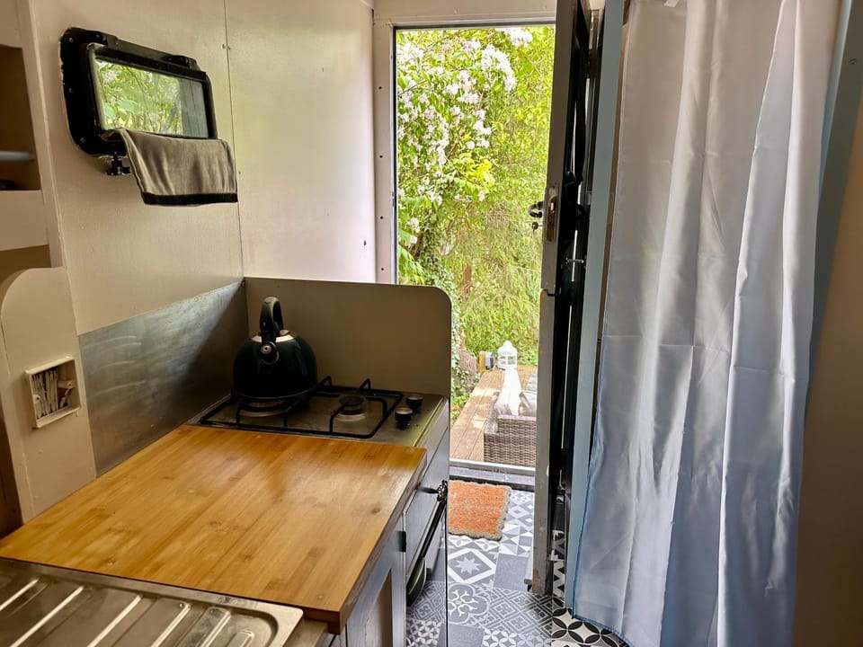 Solar Powered Hideaway converted horse box refurbished May 2026 Apartment in Bosham