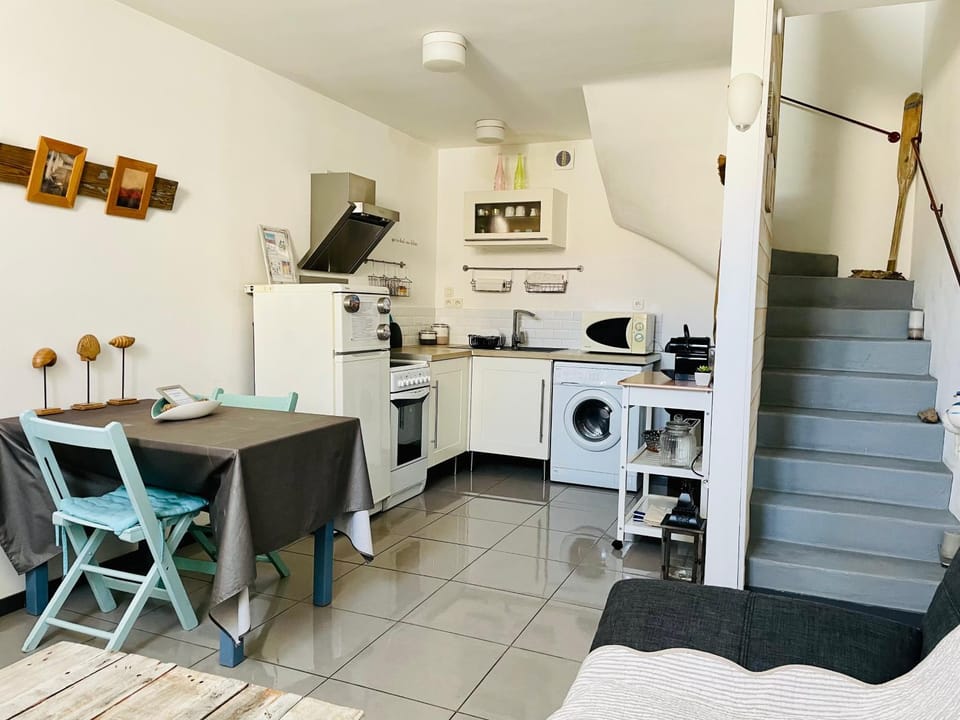 Kitchen or kitchenette, Dining area, minibar, toaster