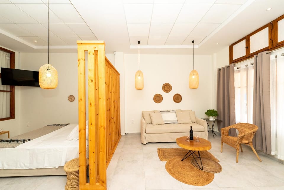 TV and multimedia, Seating area, Bedroom