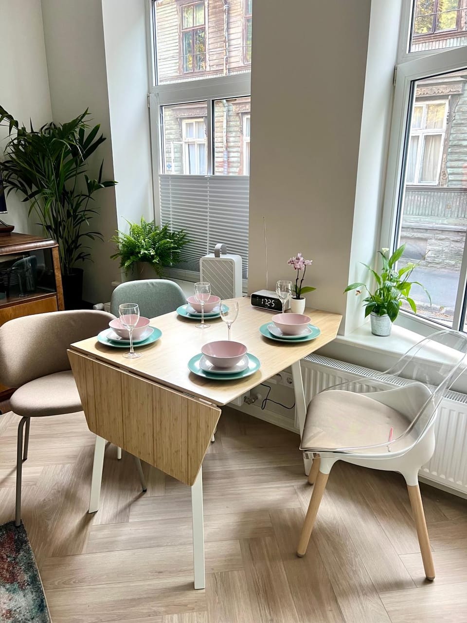 Seating area, Dining area, Lunch, Dinner