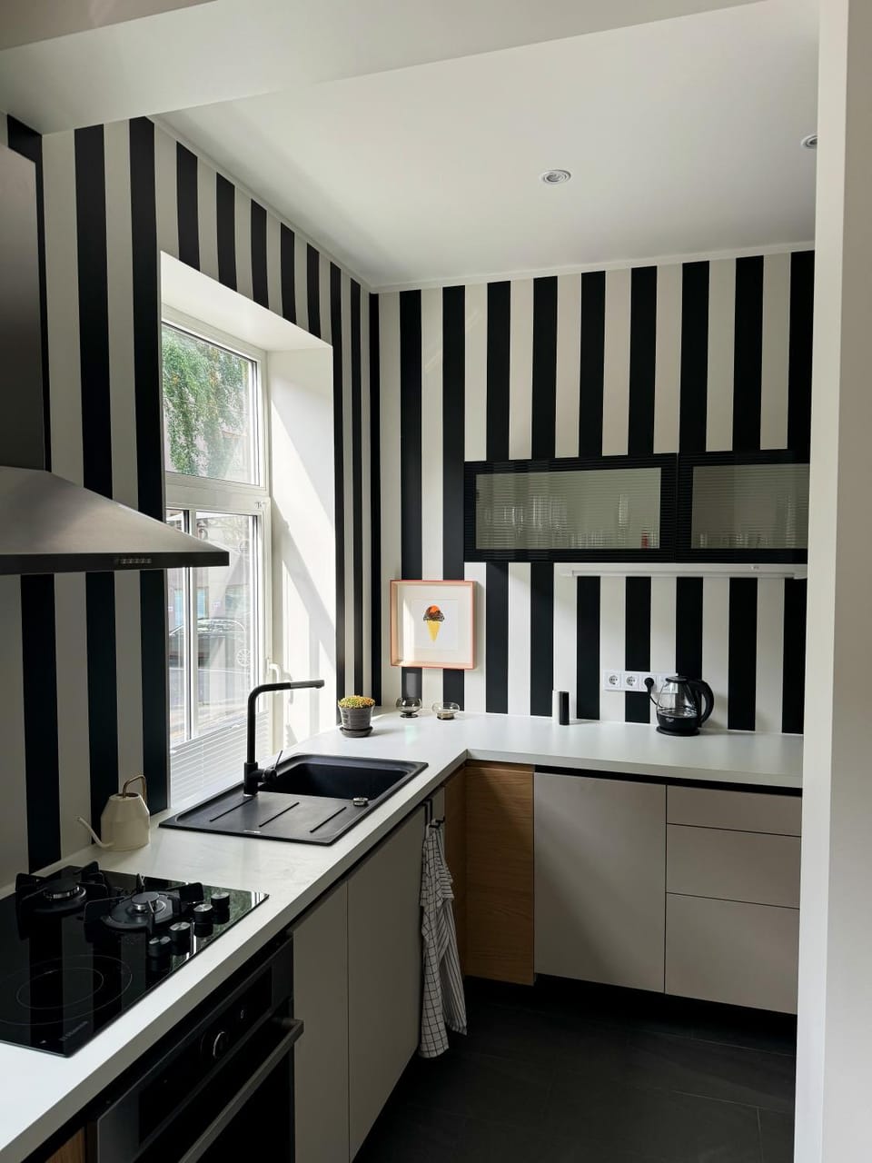 Coffee/tea facilities, Kitchen or kitchenette, Breakfast, Lunch, Dinner, dishwasher, oven, stove, kitchen