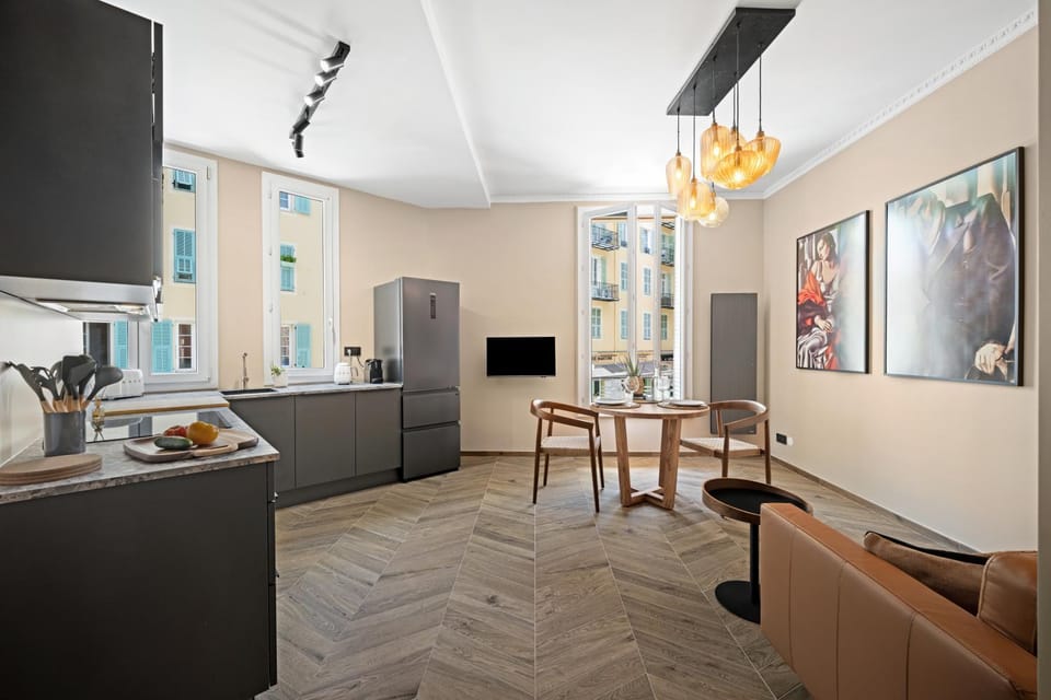 TV and multimedia, Kitchen or kitchenette, Living room, Seating area, Dining area