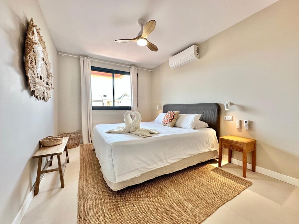Bed, Bedroom, towels, air conditioner