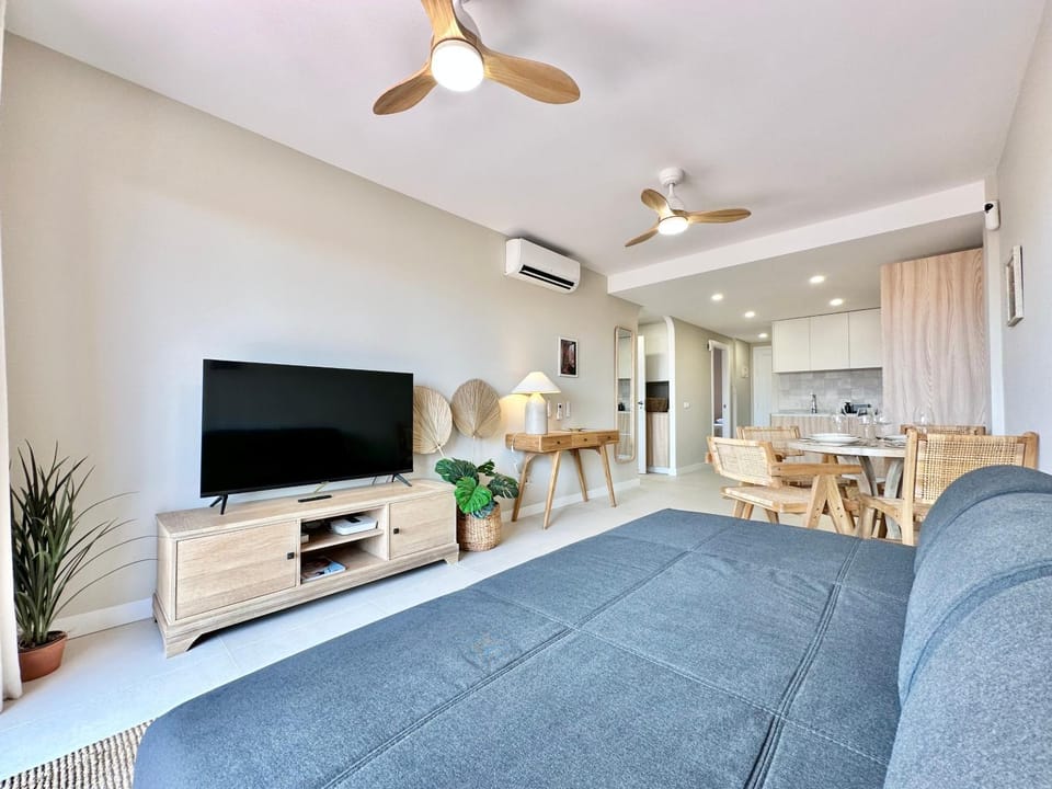 TV and multimedia, Living room, Seating area, Dining area, air conditioner