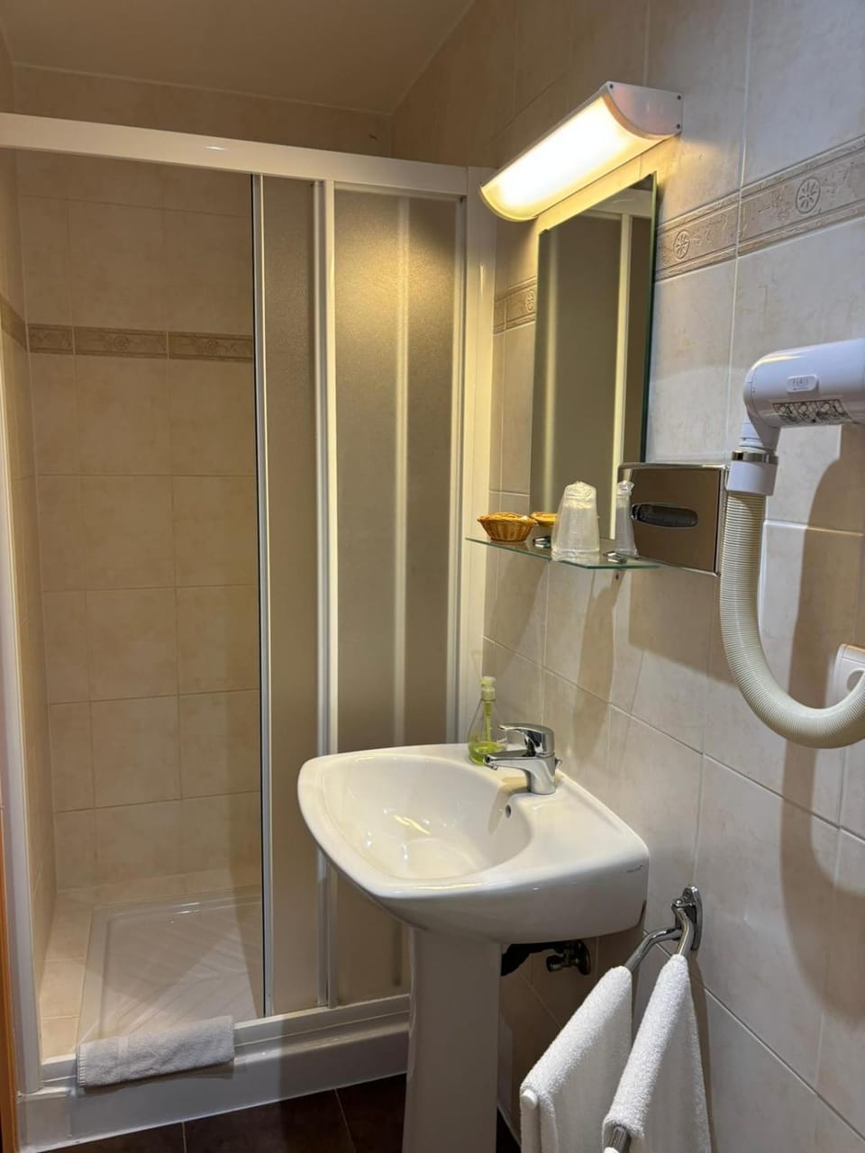 Shower, Bathroom, towels
