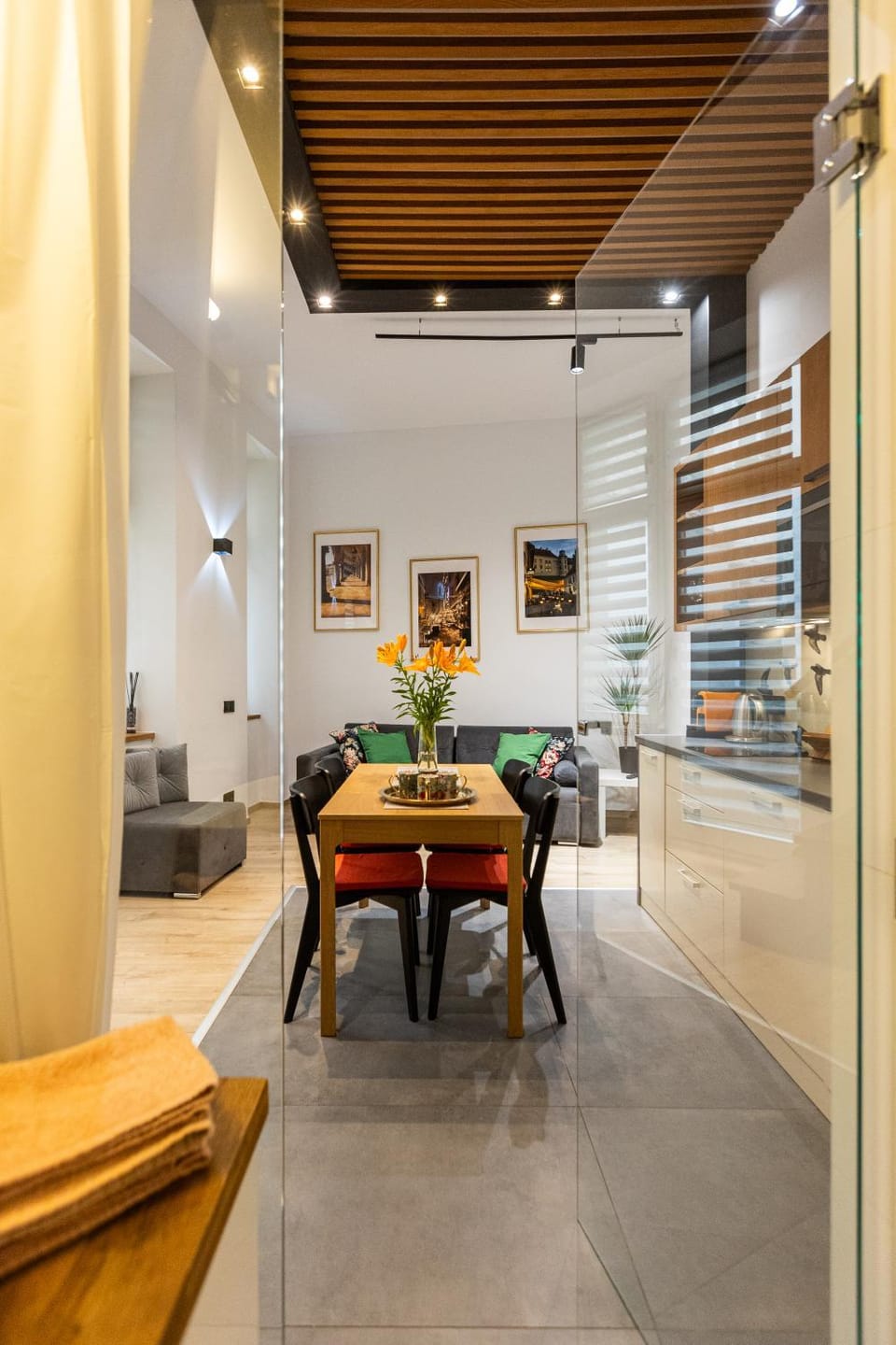 Kitchen or kitchenette, Dining area