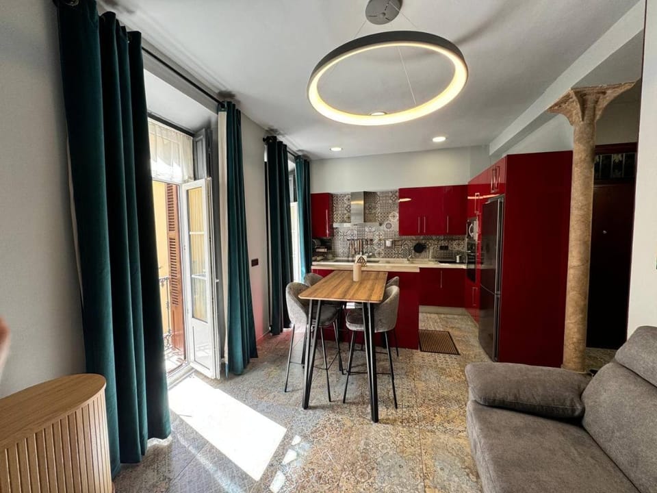 Kitchen or kitchenette, Living room, Seating area, Dining area, stove