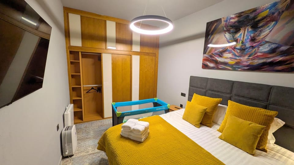Bed, TV and multimedia, Photo of the whole room, Bedroom, wardrobe