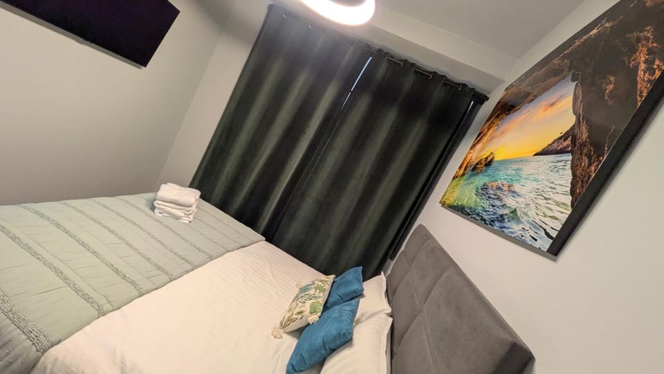 Bed, TV and multimedia, Bedroom