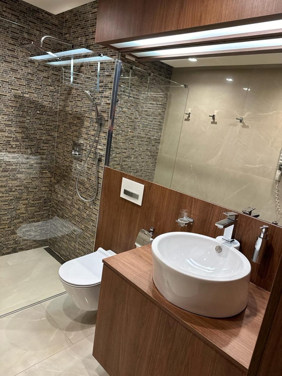Shower, Toilet