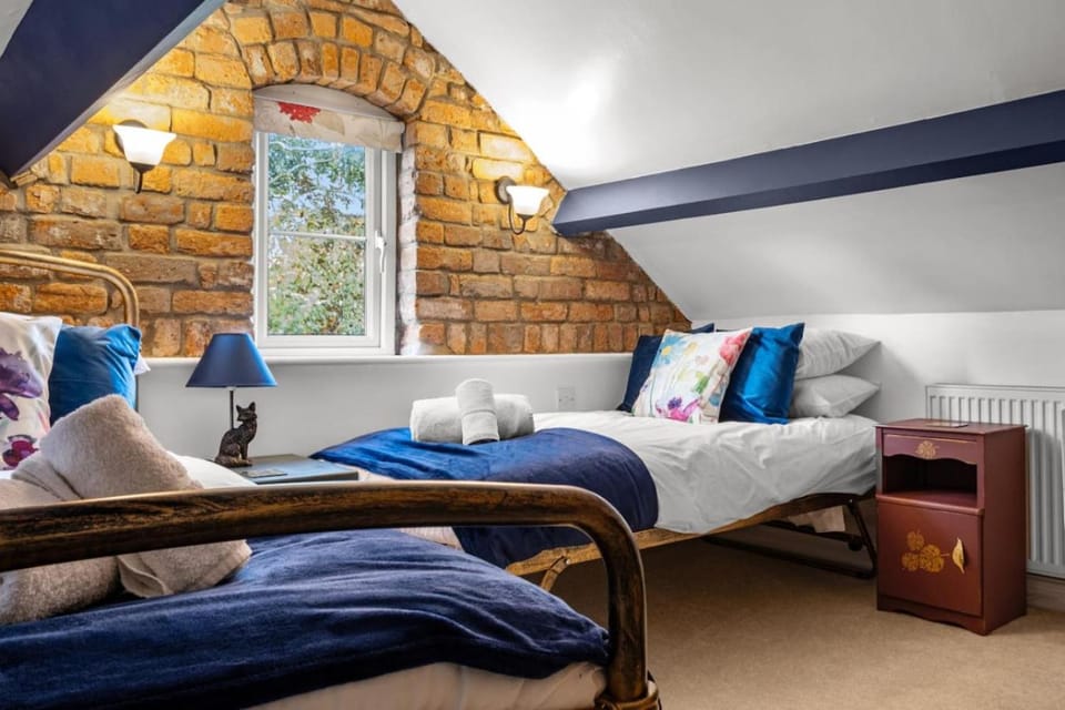 Charming 2-BR Cottage in Stonehouse with Courtyard Garden and Log Fire House in Stroud District