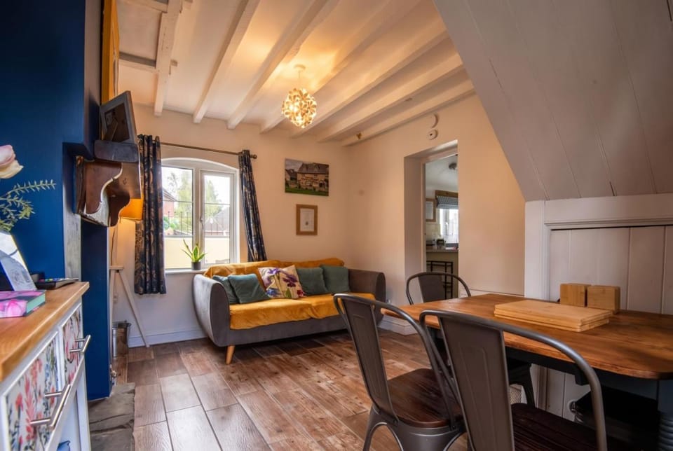 Charming 2-BR Cottage in Stonehouse with Courtyard Garden and Log Fire House in Stroud District