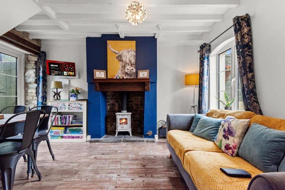 Charming 2-BR Cottage in Stonehouse with Courtyard Garden and Log Fire House in Stroud District