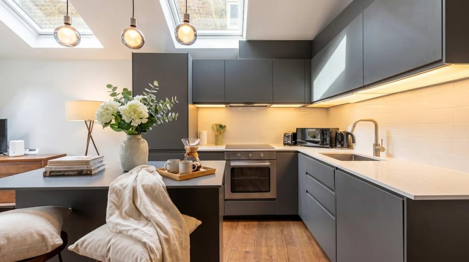 Coffee/tea facilities, Kitchen or kitchenette, Dining area, oven, stove, toaster
