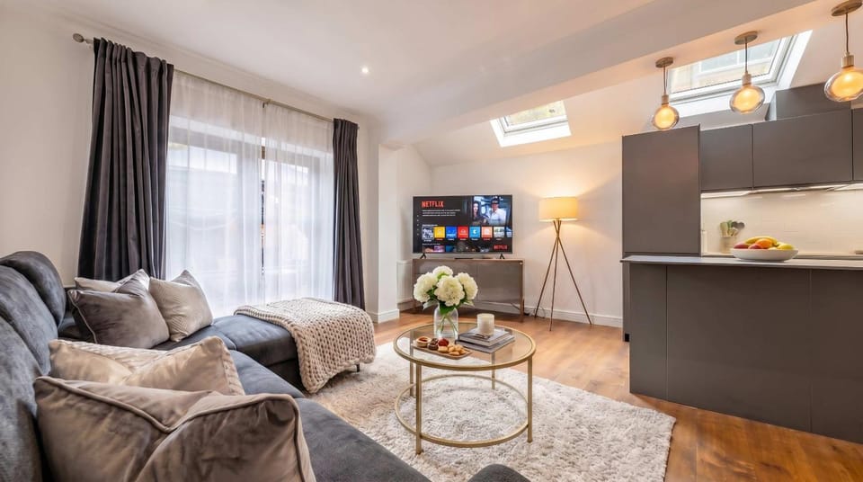 Communal lounge/ TV room, TV and multimedia, Kitchen or kitchenette, Living room, Seating area, oven