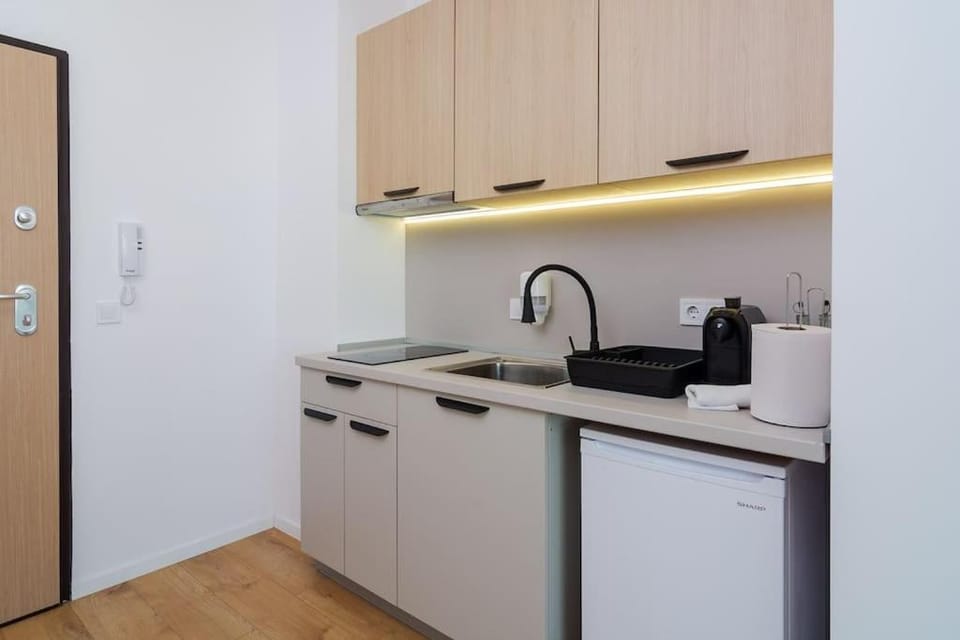 Coffee/tea facilities, Kitchen or kitchenette, stove