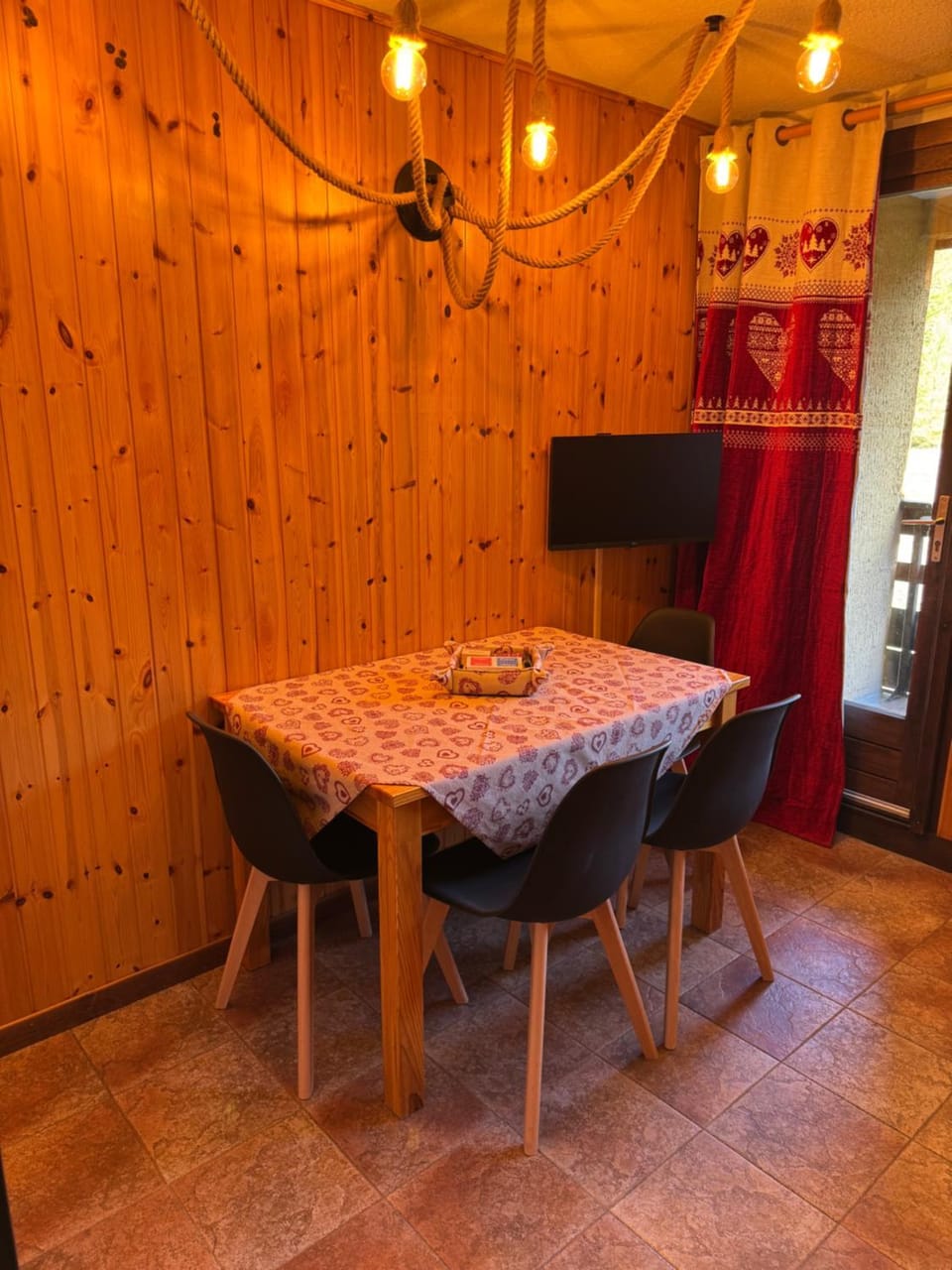 TV and multimedia, Dining area