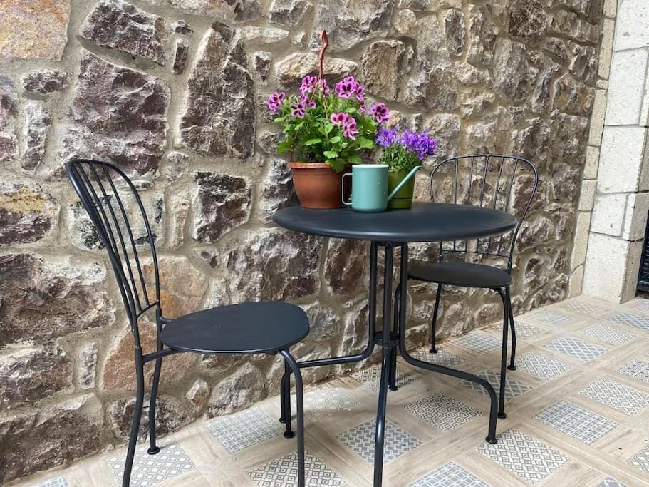 Patio, Day, Dining area