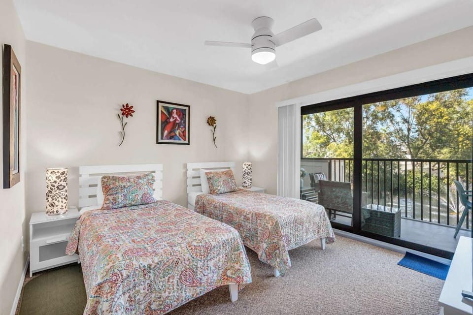 Second Floor With Lake and Fountain View House in Naples