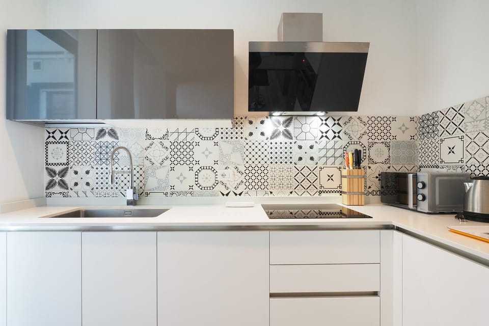 Kitchen or kitchenette, dishwasher, stove