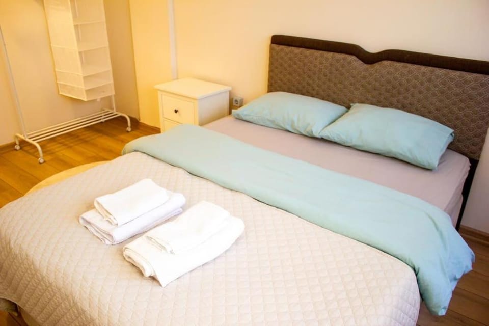Bed, Photo of the whole room, Bedroom, towels