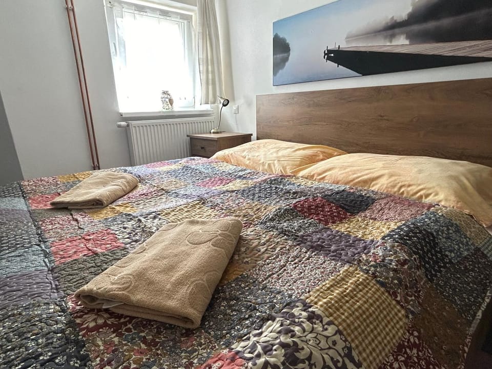 Photo of the whole room, Bedroom, towels