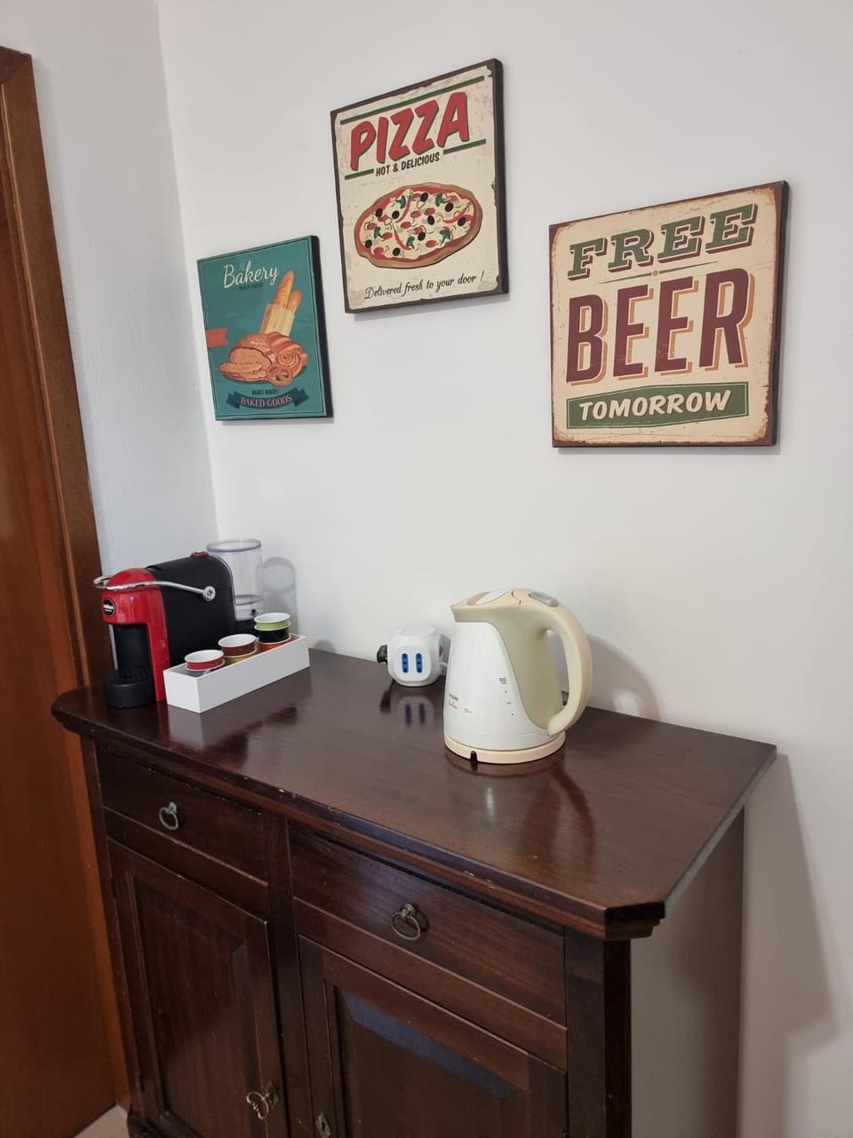 Kitchen or kitchenette, minibar