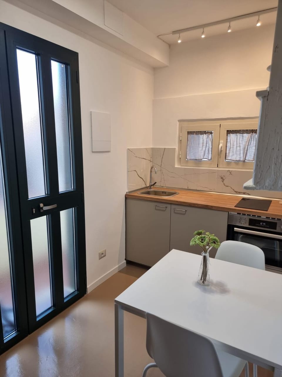 Kitchen or kitchenette, Dining area, stove