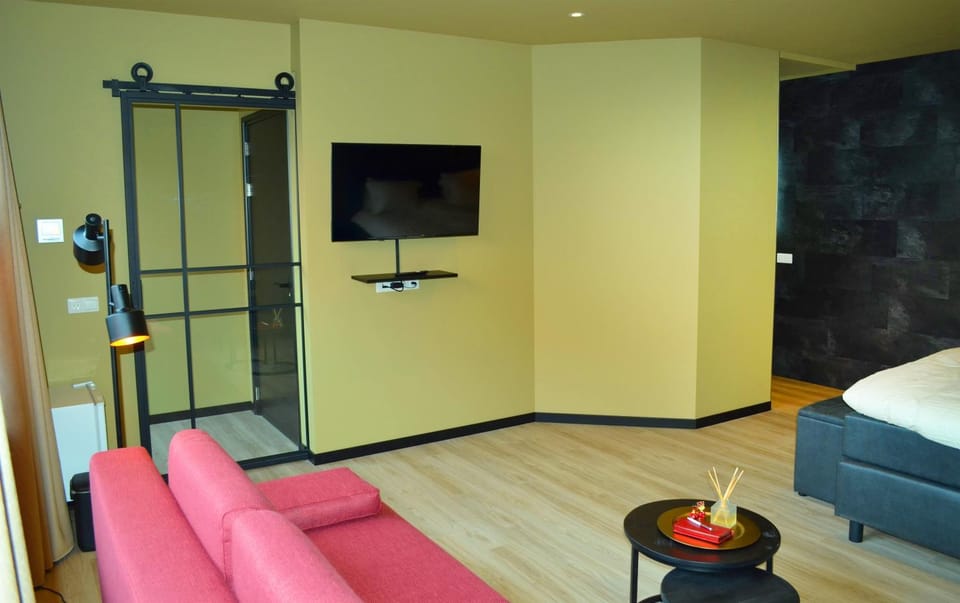 TV and multimedia, Seating area