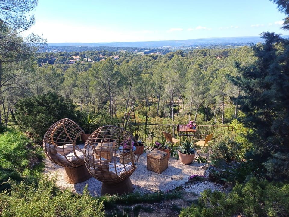 Moulin Rouge Provençal Suite Premium avec jacuzzi extérieur Aix Marseille Bed and Breakfast in Aix-en-Provence