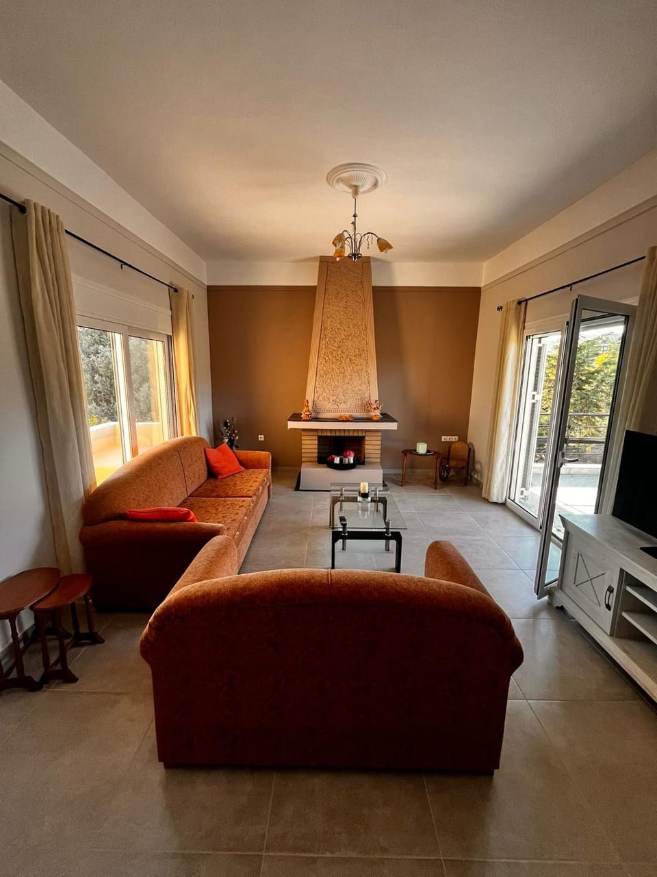 Communal lounge/ TV room, TV and multimedia, Living room, Photo of the whole room, Seating area, Bedroom