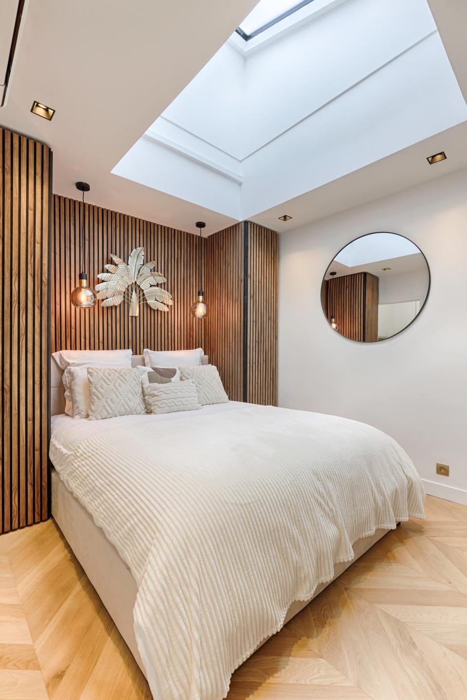 Bed, Photo of the whole room, wardrobe