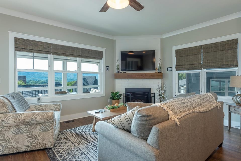 Mountain Sunrise House in Black Mountain