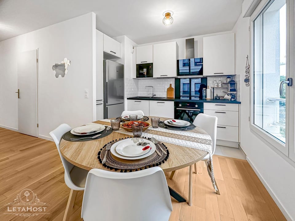 Kitchen or kitchenette, oven, stove