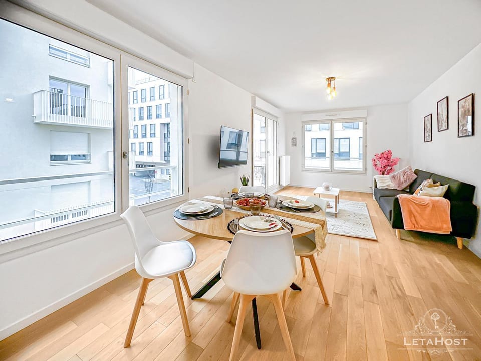 TV and multimedia, Living room, Seating area, Dining area