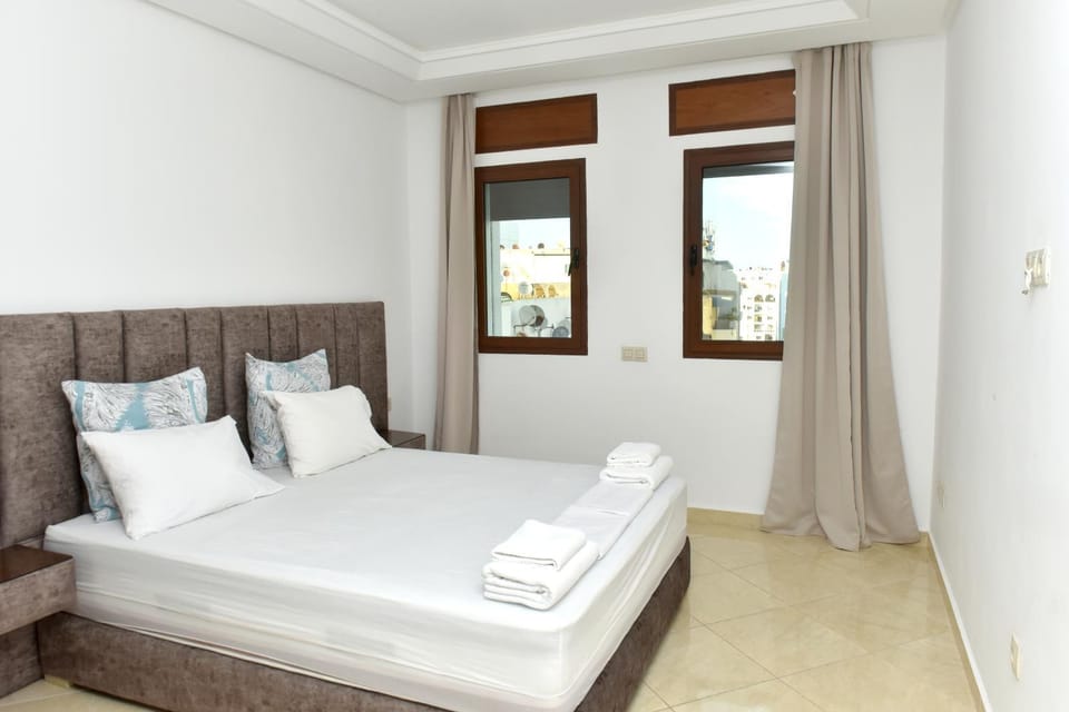 Bed, Bedroom, towels